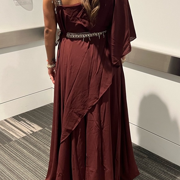 Off the shoulder, Indian jumpsuit! Comes with a belt. Size small. - Picture 4 of 4